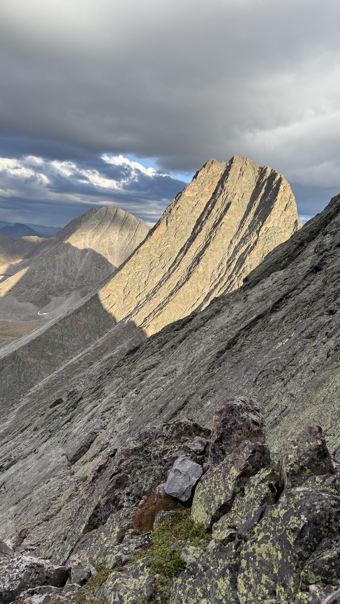 Descending Arrow Peak